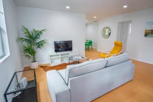 Televiisor ja/või meelelahutuskeskus majutusasutuses Serene 2BR1BA Residence in Peaceful San Antonio