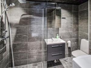 Koupelna v ubytování Holiday Home Ylläs iisakki as- 10a by Interhome + 8 fotografií