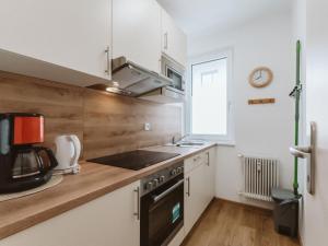 cocina con fregadero y fogones horno superior en Apartment Stubner Kogel Top 18 by Interhome en Bad Gastein