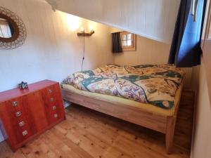 um pequeno quarto com uma cama e uma mesa de cabeceira em Apartment Bachhüsi by Interhome em Zweisimmen