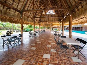 科蘇梅爾的住宿－Hacienda Ixtlan Cozumel，一个带桌椅的凉亭和一个游泳池