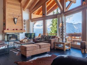 un soggiorno con divano e camino di Chalet Sebas by Interhome a Nendaz