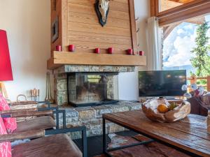 sala de estar con chimenea y mesa en Chalet Sebas by Interhome, en Nendaz