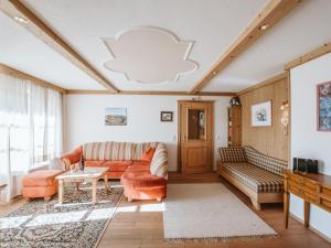 een woonkamer met een bank en een tafel bij Apartment Lena Top 1 by Interhome in Königsleiten