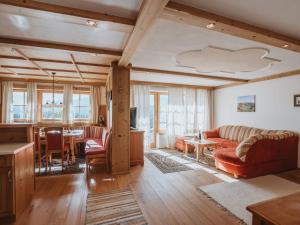 een woonkamer met een bank en een tafel bij Apartment Lena Top 1 by Interhome in Königsleiten +29 foto's