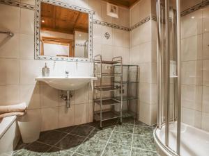 een badkamer met een wastafel, een douche en een bad bij Apartment Lena Top 1 by Interhome in Königsleiten