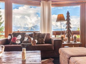Area soggiorno di Chalet Sebas by Interhome