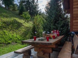 Giardino di Chalet Sebas by Interhome