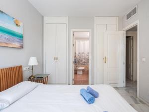 Posteľ alebo postele v izbe v ubytovaní Apartment Lorcrimar II by Interhome