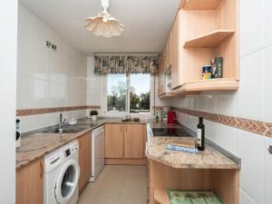 Kuchyňa alebo kuchynka v ubytovaní Apartment Lorcrimar II by Interhome
