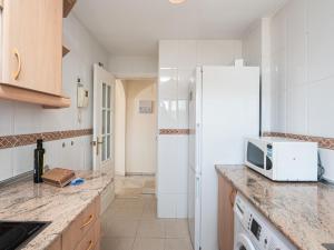 Kuchyňa alebo kuchynka v ubytovaní Apartment Lorcrimar II by Interhome