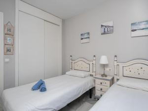 Posteľ alebo postele v izbe v ubytovaní Apartment Lorcrimar II by Interhome