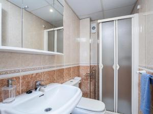 Kúpeľňa v ubytovaní Apartment Lorcrimar II by Interhome
