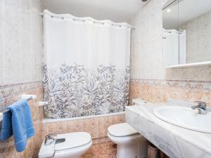 Kúpeľňa v ubytovaní Apartment Lorcrimar II by Interhome