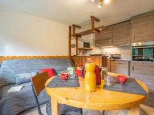 cocina con mesa de madera en Apartment Clos des Outannes-1 by Interhome, en Chamonix-Mont-Blanc