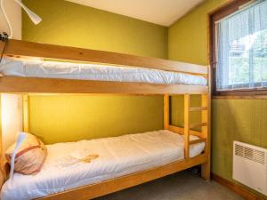 2 literas en una habitación con una pared verde en Apartment Clos des Outannes-1 by Interhome, en Chamonix-Mont-Blanc