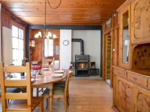 una sala da pranzo con tavolo e camino di Chalet Dufaux by Interhome a Champex-Lac Altre 32 foto