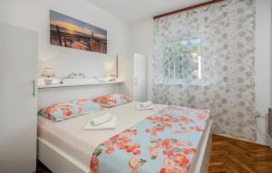 - une chambre avec un lit et un lavabo dans l'établissement Apartments Drazen, à Crikvenica