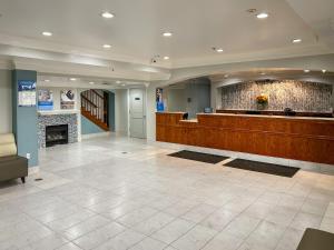 un gran vestíbulo con una sala de espera con chimenea en Studio 6 Ontario CA Convention Center Airport en Ontario