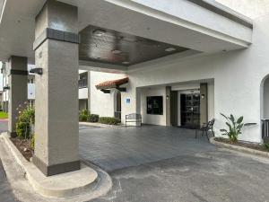 a building with a courtyard with a bench in front of it at Studio 6 Ontario CA Convention Center Airport in Ontario