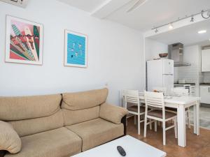 ein Wohnzimmer mit einem Sofa und einem Tisch in der Unterkunft Apartment Jardines Del Mar by Interhome in Marbella