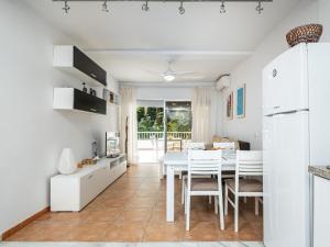 eine Küche und ein Esszimmer mit einem weißen Tisch und Stühlen in der Unterkunft Apartment Jardines Del Mar by Interhome in Marbella