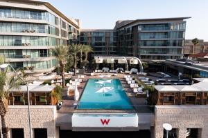 uma vista aérea de um hotel com uma piscina em W Scottsdale em Scottsdale