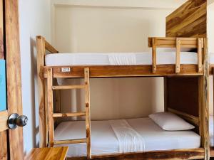 Un ou plusieurs lits superposés dans un hébergement de l'établissement Merakai Hostel Rincon del Mar