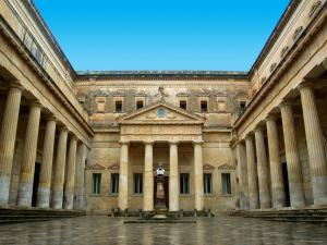 un grand bâtiment avec des colonnes et une fontaine au milieu dans l'établissement La Finestra sul Convitto B&B, à Lecce