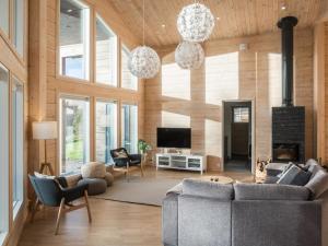 Μια τηλεόραση ή/και κέντρο ψυχαγωγίας στο Holiday Home Leinola by Interhome