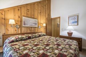 Postel nebo postele na pokoji v ubytování Shuttle to Slopes and ski home to this cozy three bedroom condo Whiffletree G8 + 30 fotografií