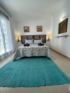 1 dormitorio con 1 cama con alfombra grande en Cala Alta Sea Dreams, en Benidorm