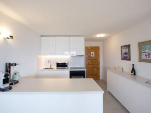 Η κουζίνα ή μικρή κουζίνα στο Apartment Le Bristol C32 by Interhome