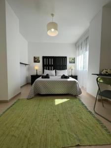 Un dormitorio con una cama grande y una alfombra verde en Cala Alta Sea Dreams, en Benidorm