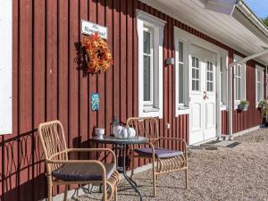 una mesa y sillas en el lateral de un edificio en Holiday Home Villa Blommelund by Interhome, en Kolmården