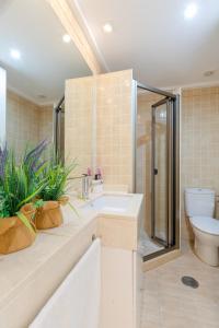 une salle de bain avec douche, lavabo et toilettes dans l'établissement Fidalsa Bella Vista, à El Campello