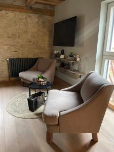 ein Wohnzimmer mit einem Sofa und einem TV in der Unterkunft Lark in Schleibnitz