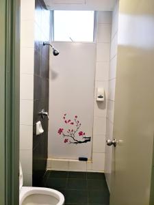 a bathroom with a shower with a toilet and a window at MiahPuteh Cozy Homestay Cameron Highlands Pasar Malam in Brinchang