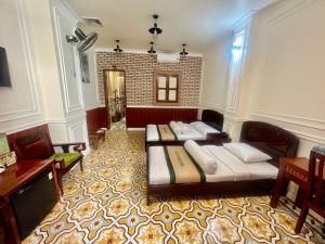 um quarto com duas camas num quarto em XUÂN HUỲNH 3 Hotel em Soc Trang