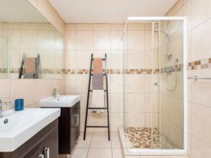 ein Bad mit einer Dusche, einem Waschbecken und einer Leiter in der Unterkunft 1 Bedroom Cottage in Midrand + 32 Fotos