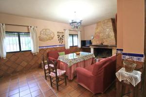 - un salon avec une table, des chaises et une cheminée dans l'établissement El Precio Justo by SIERRA VIVA, à Cortelazor