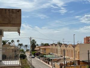 Blick auf eine Stadtstraße mit Häusern in der Unterkunft Amplio apartamento junto al mar in Calabardina