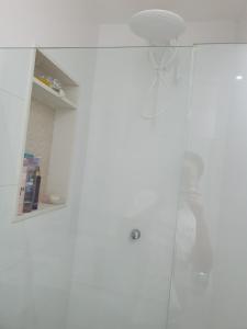 ducha con puerta de cristal y espejo en Melhor de Copacabana en Río de Janeiro