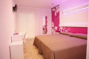 Un dormitorio con una cama grande en una habitación. en Pension Agadir, en San José