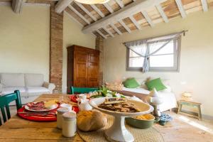 una mesa con un plato de comida encima en Le Palazze B&b, en Chiusi