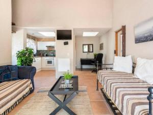 ein Wohnzimmer mit zwei Sofas und einem Tisch in der Unterkunft 1 Bedroom Cottage in Midrand