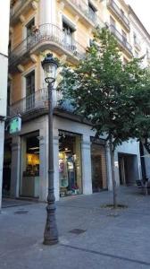 una luz de la calle en una calle frente a un edificio en Bed & Breakfast Bells Oficis, en Girona