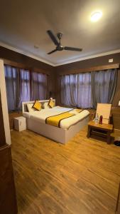 een slaapkamer met een groot bed en een plafond bij Hotel Jafson Accommodates in Srinagar