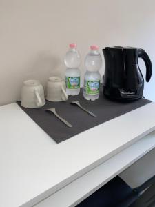 Příslušenství pro přípravu čaje a kávy v ubytování ROMA PARADISO GUEST HOUSE