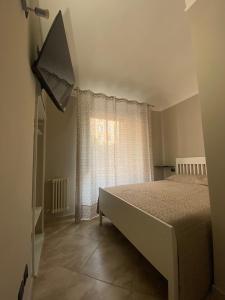 um quarto com uma cama e uma janela em ROMA PARADISO GUEST HOUSE em Roma